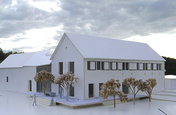 Modell einer Scheune mit Seitengebäude