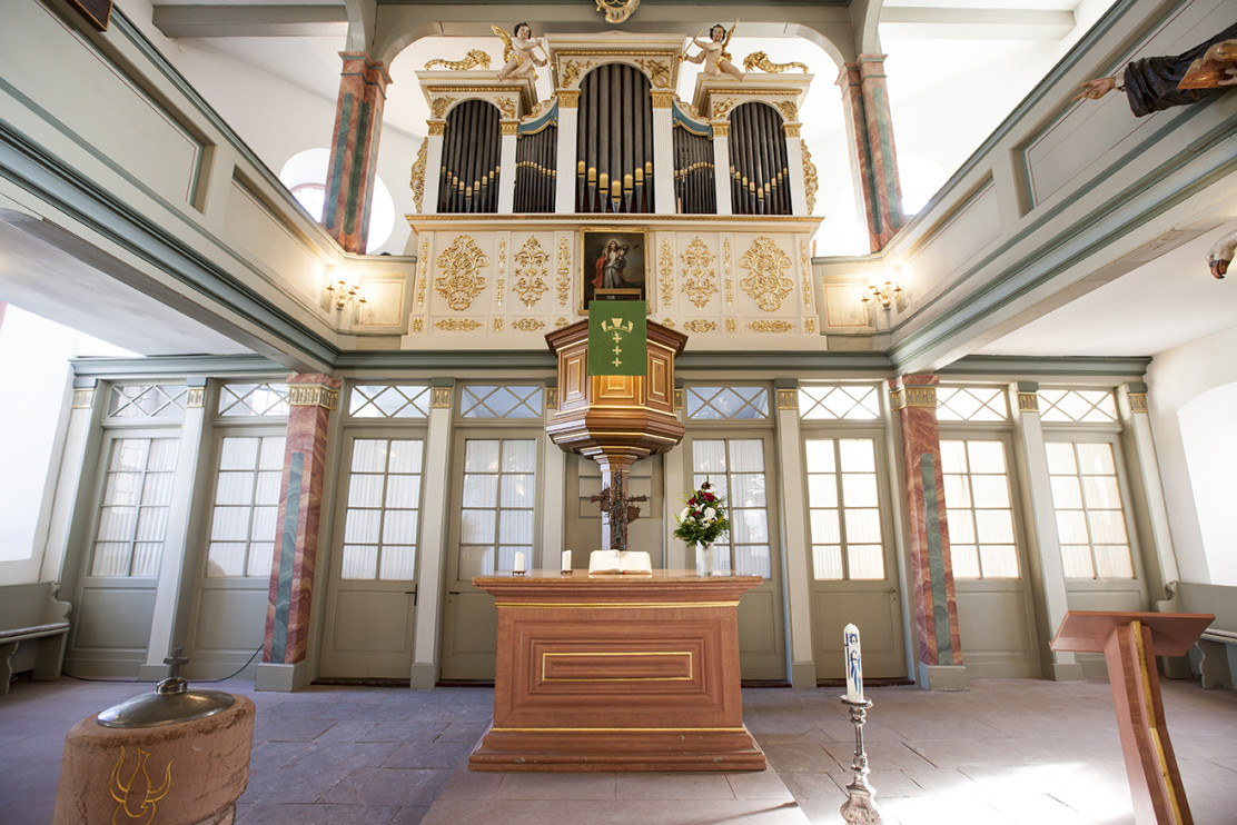 Foto von Altar und Orgel der Kirche Trebur