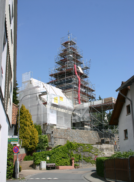 Foto einer Kirche mit Gerüst