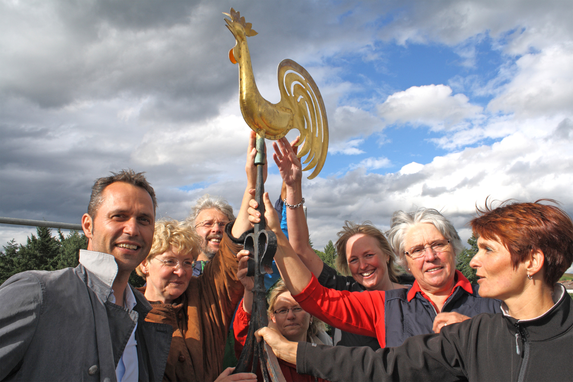 Foto einer Menschengruppe Mit Kirchturmspitzenhahn